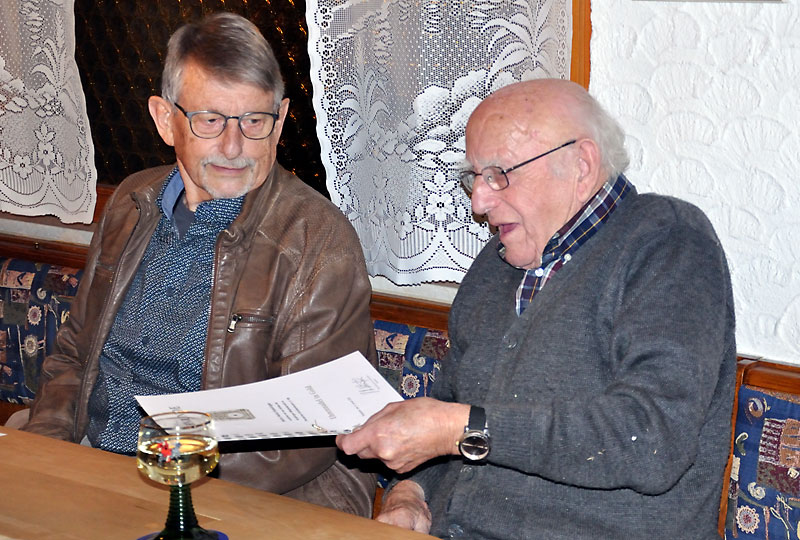 Urkunden und Präsente bekamen für 50 Jahre Mitgliedschaft im DSB Heinz Köninger und Wolf-Rainer Liebisch    Foto: B.Just